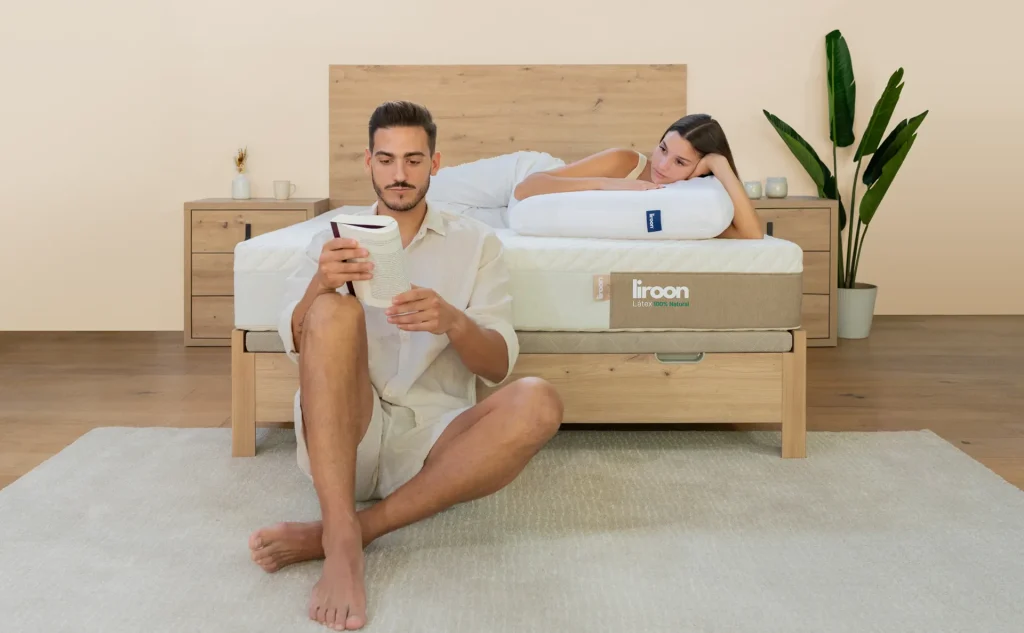 Pareja sobre el colchón Liroon Látex Natural en un dormitorio luminoso