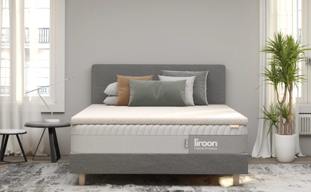 Liroon Topper Látex sobre un colchón en un dormitorio