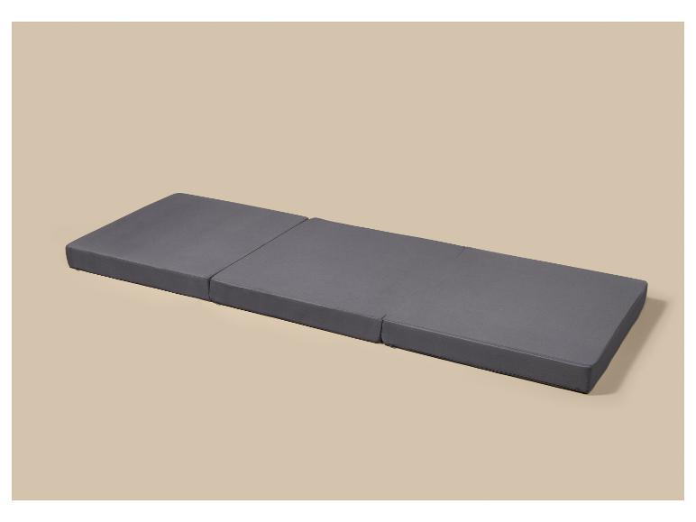 Colchón plegable LIVARNO desplegado sobre fondo beige