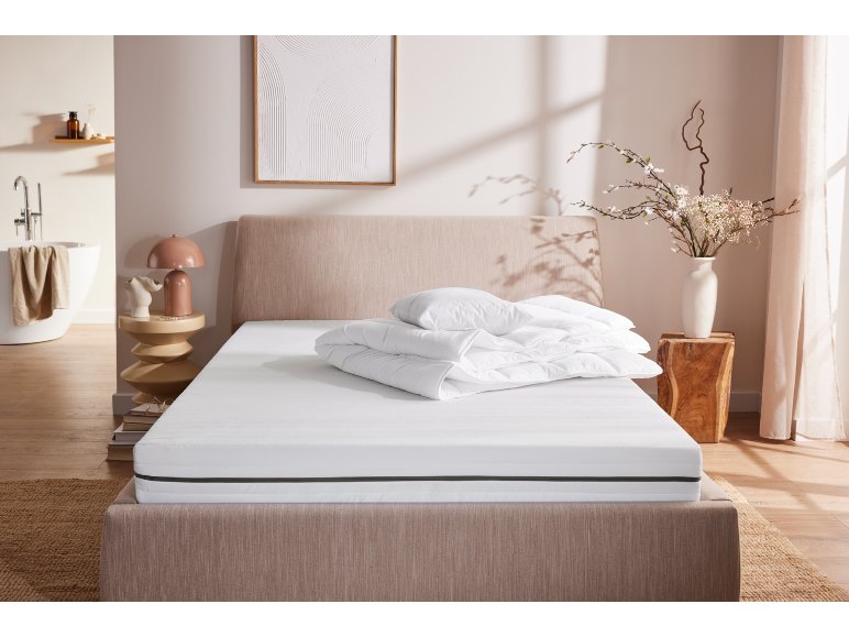 Livarno Home Waves en un dormitorio con ropa de cama blanca