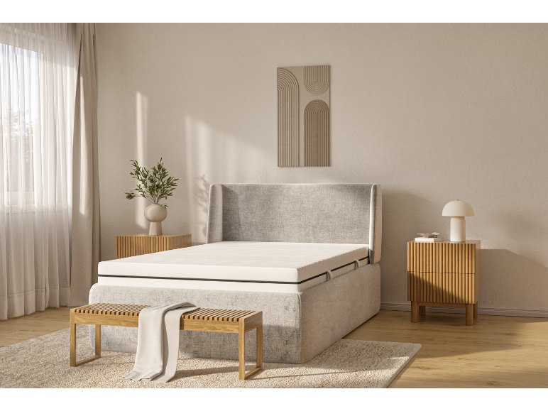 Livarno Home Waves sobre una cama tapizada