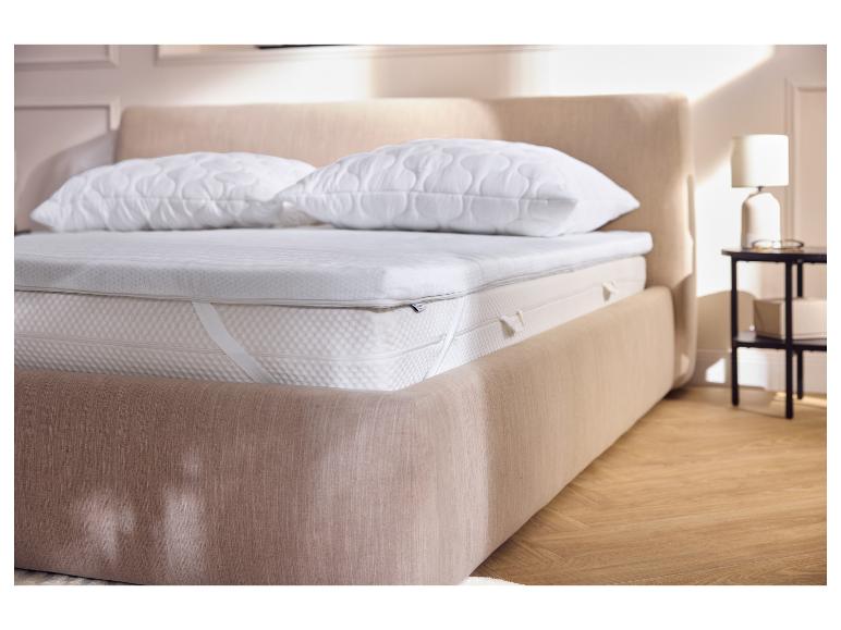 Livarno Home Topper de espuma de gel bajo las almohadas en un dormitorio
