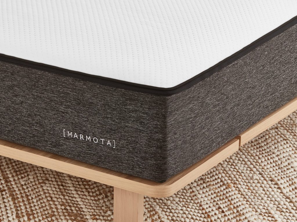 Marmota Hybrid, detalle de la esquina con el logotipo en la funda