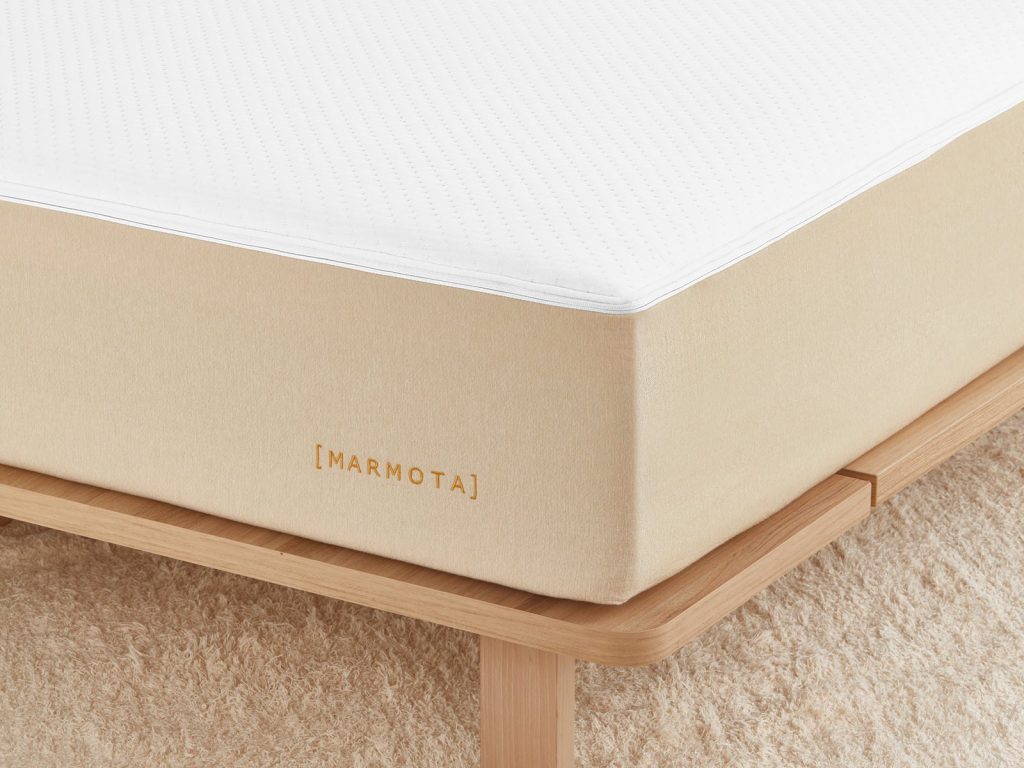 Marmota Hybrid Gold, detalle de la esquina con el logotipo dorado