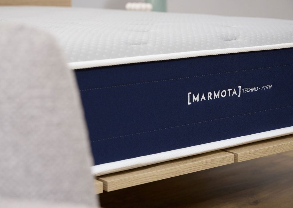 Marmota Hybrid Techno Firm, lateral azul con el logotipo Techno Firm