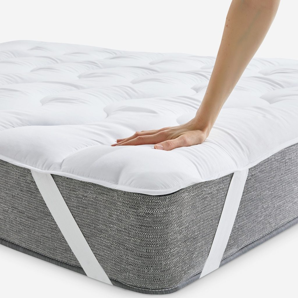 Mano presionando la superficie del Pikolin Mini Topper Sakai