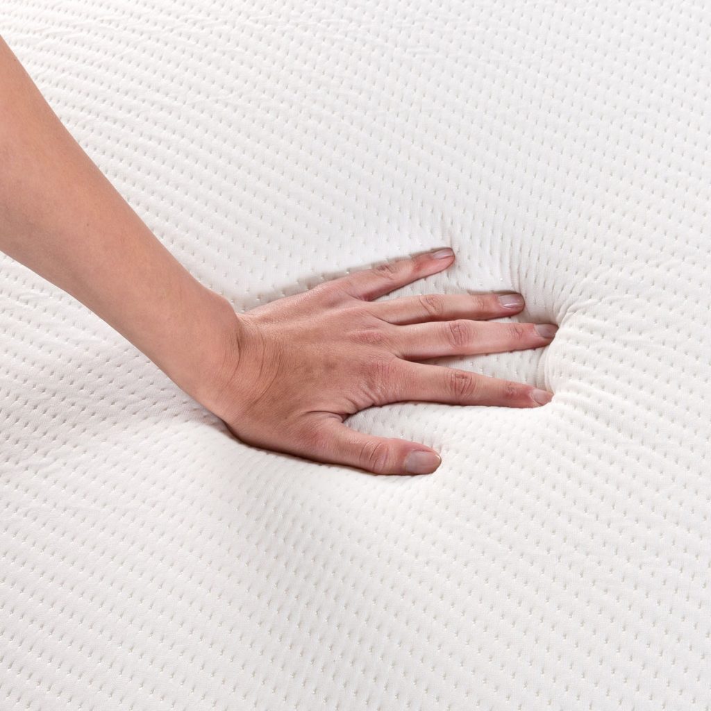 Mano presionando la superficie del Pikolin Topper Sapporo