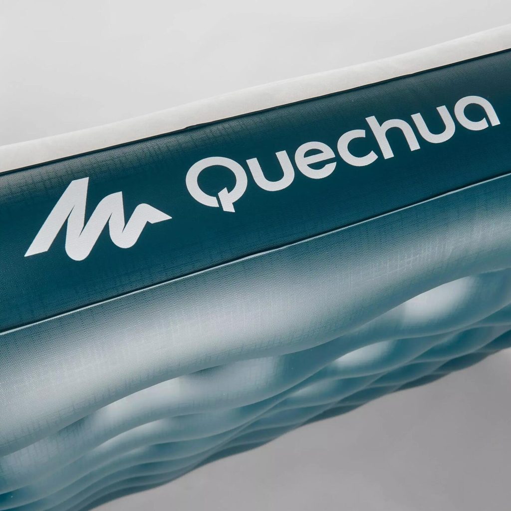 Logotipo de Quechua en el lateral del colchón hinchable Air Basic