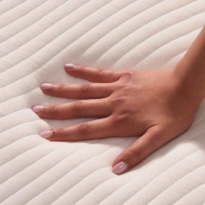 Mano sobre la funda Air-wave del Slome Híbrido Original