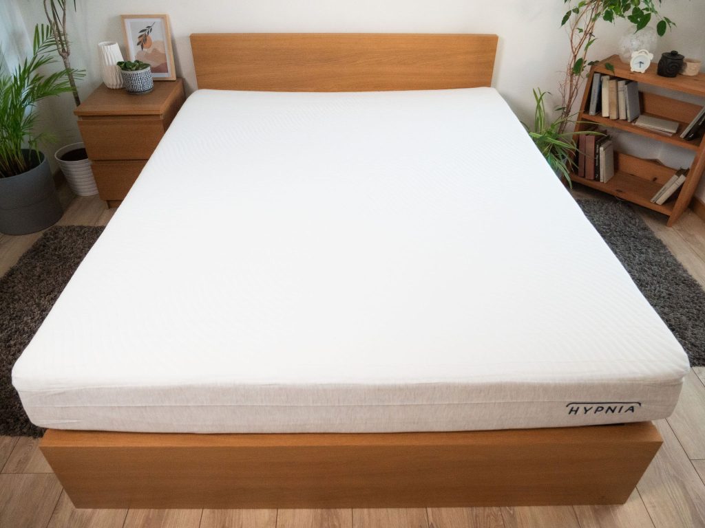 Slome Híbrido Original sobre una cama de madera en el dormitorio de la prueba