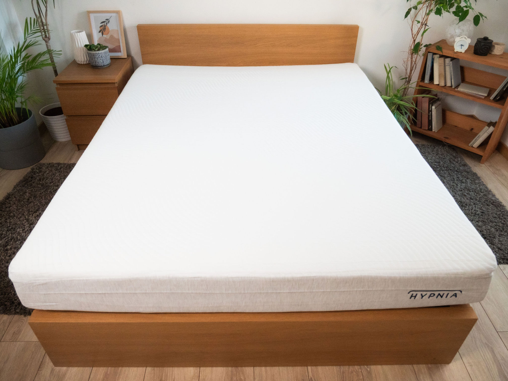 Slome Híbrido Original sobre una cama de madera en el dormitorio de la prueba
