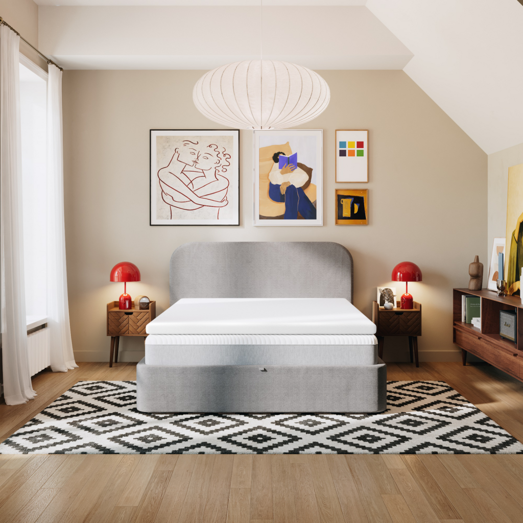 Slome Topper Híbrido firme sobre una cama tapizada gris en un dormitorio