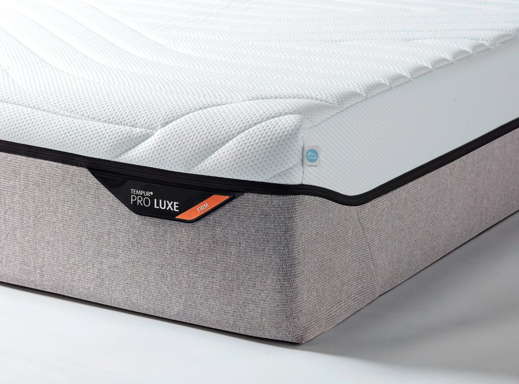 Tempur ProLuxe CoolQuilt, detalle de la esquina con la etiqueta PRO Luxe