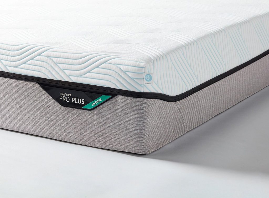 Tempur ProPlus SmartCool, detalle de la esquina con la etiqueta PRO Plus y la funda SmartCool