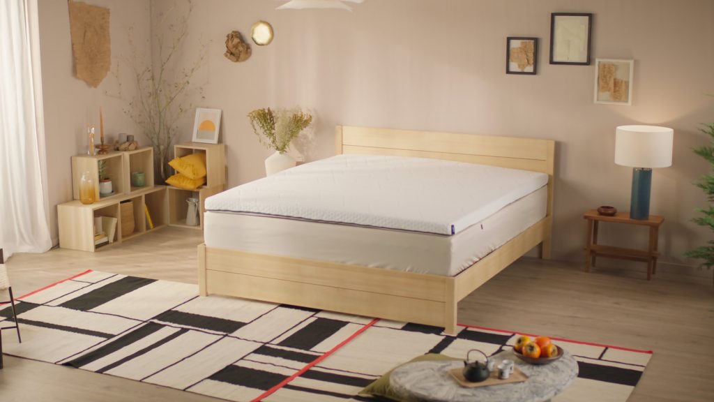Topper Emma Original Pro sobre una cama de madera en un dormitorio