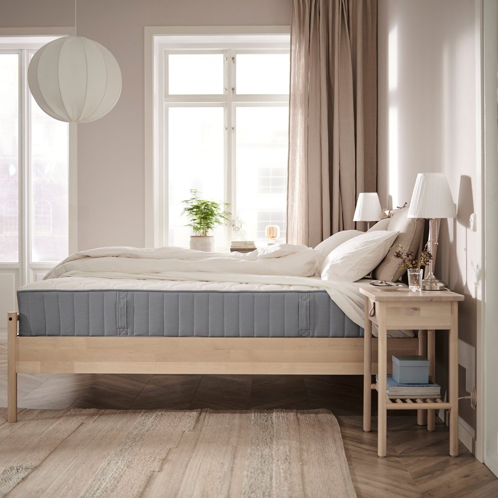 IKEA Vågstranda, colchón sobre una cama de madera en un dormitorio