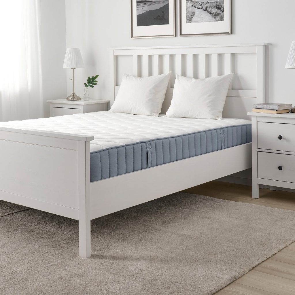 IKEA Vågstranda, colchón sobre una cama blanca con almohadas