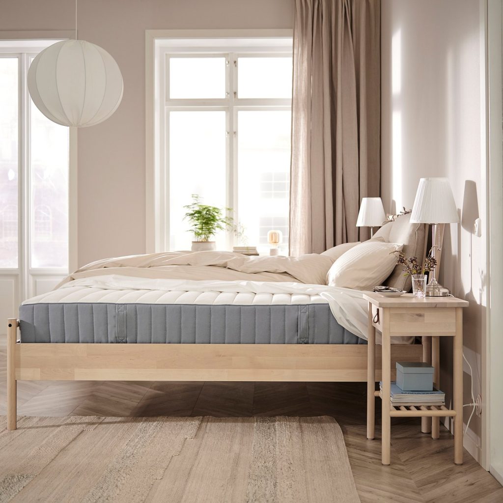 IKEA Valevåg, colchón sobre una cama de madera en un dormitorio