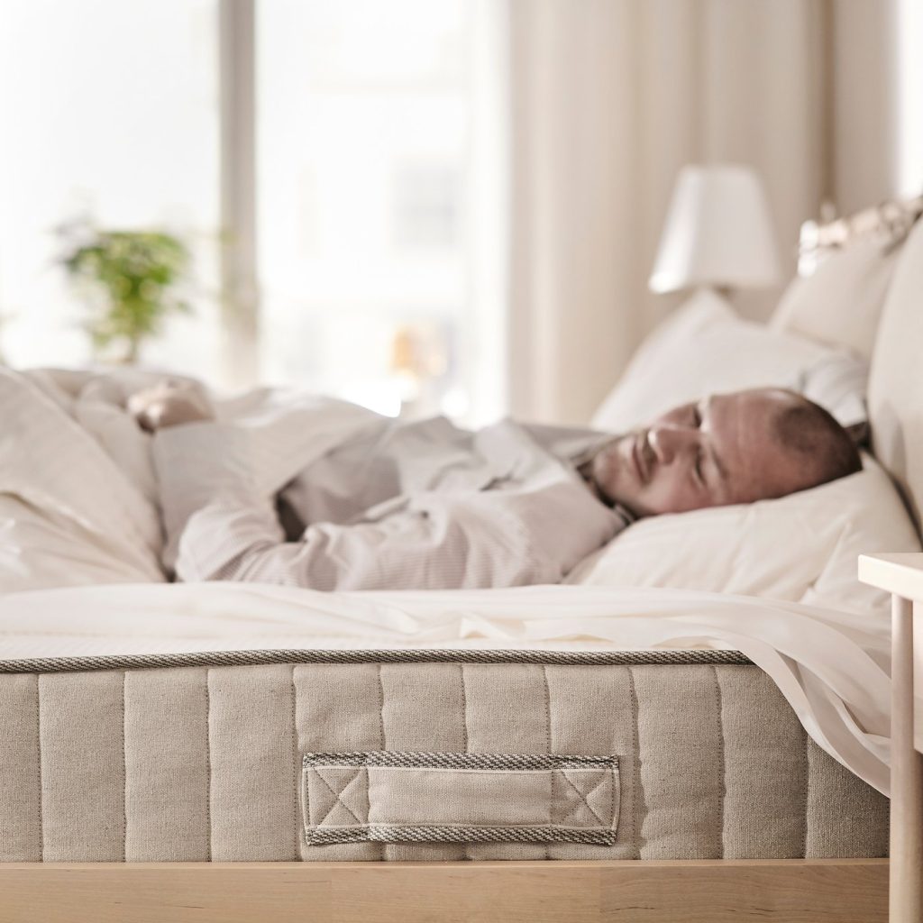 IKEA Vatneström, persona durmiendo sobre el colchón en un dormitorio