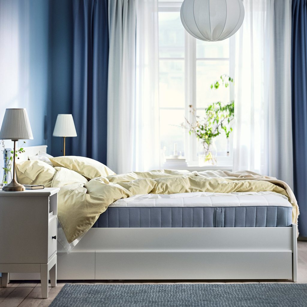 IKEA Vesteröy, colchón sobre una cama en un dormitorio luminoso