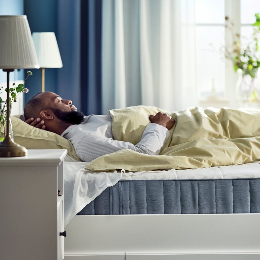 IKEA Vesteröy, persona durmiendo sobre el colchón