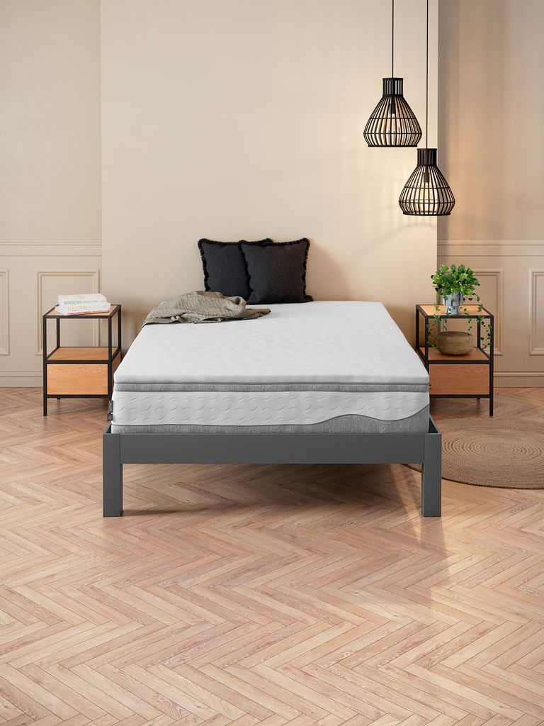 WELLPUR Bokselvi sobre una cama en un dormitorio con suelo de madera