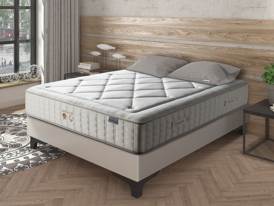 Dormideo EcoNature sobre una cama en un dormitorio