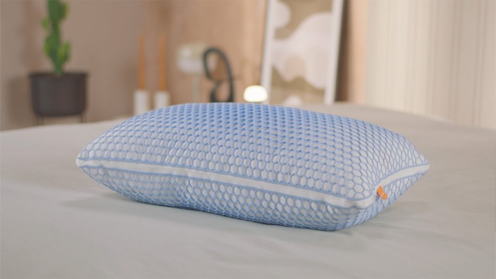 Almohada Emma Microfibra Elite sobre una cama