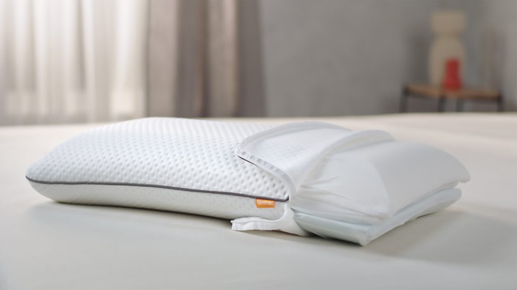 Almohada Emma Original Adapt con la funda abierta sobre la cama