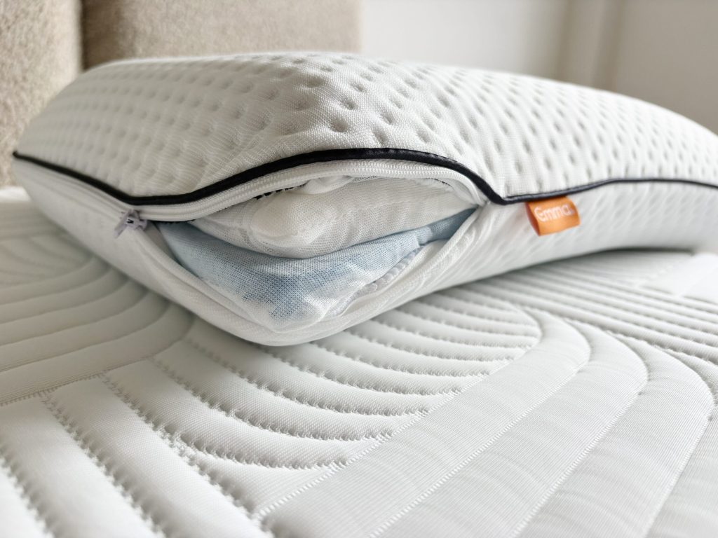 Funda entreabierta de la almohada Emma Original Cooling Adapt con las capas a la vista
