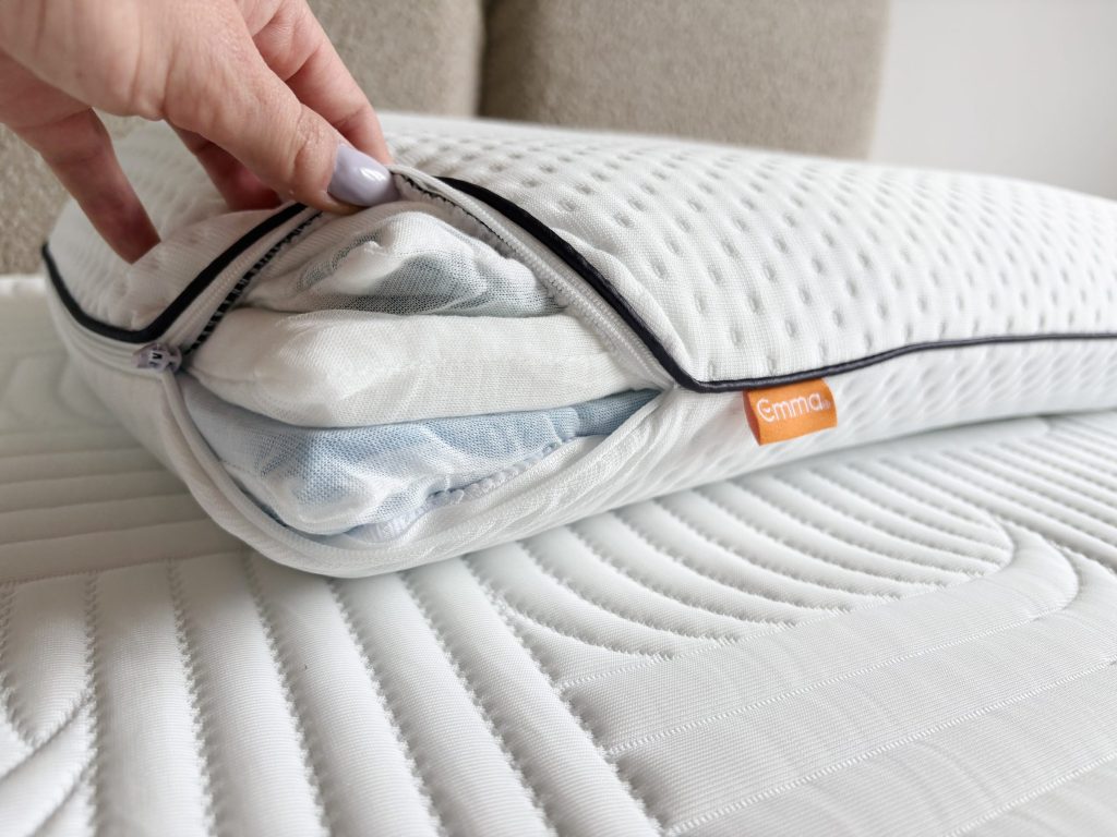 Mano abriendo la cremallera de la almohada Emma Original Cooling Adapt