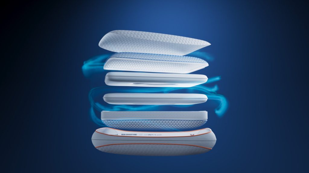 Capas de la almohada Emma Performance Hybrid separadas sobre fondo azul