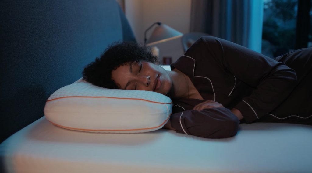 Mujer durmiendo de lado sobre la almohada Emma Performance Hybrid