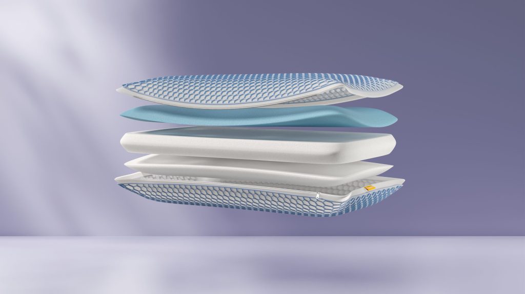 Capas de espuma de la almohada Emma Viscoelástica Elite separadas sobre fondo lila