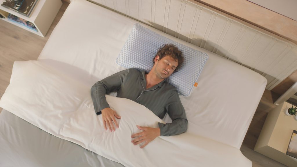 Hombre durmiendo boca arriba sobre la almohada Emma Viscoelástica Elite