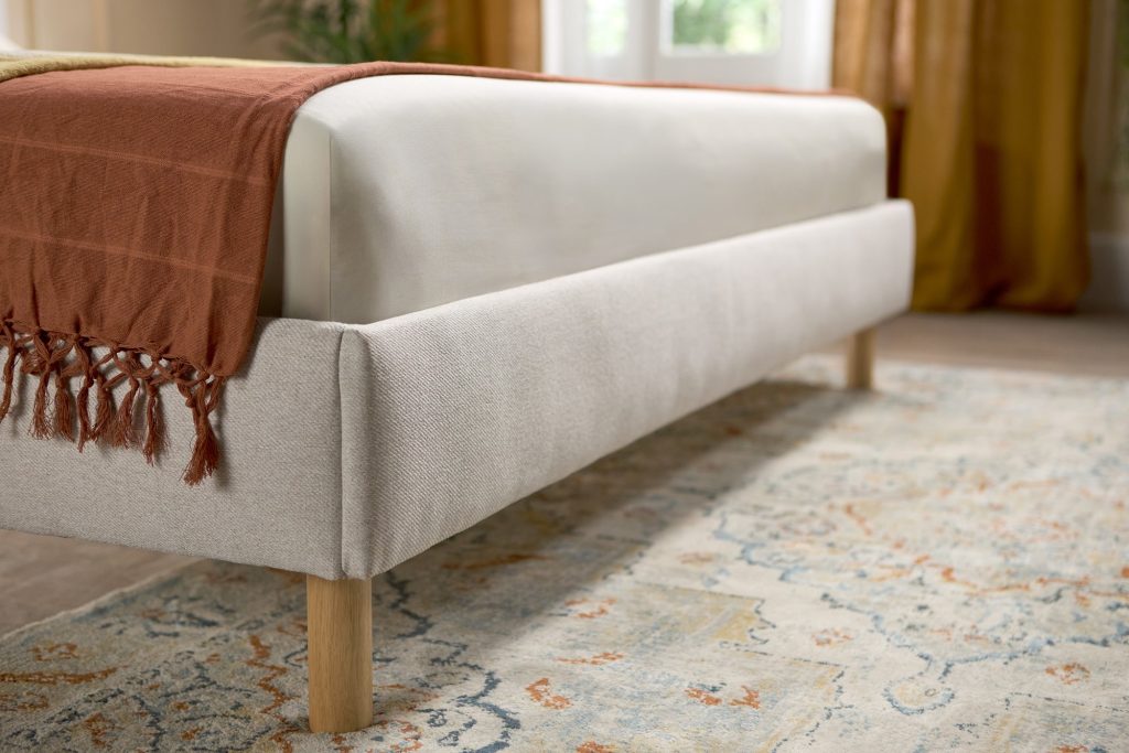 Piecero tapizado en beige y pata de madera de la Emma Cama Original