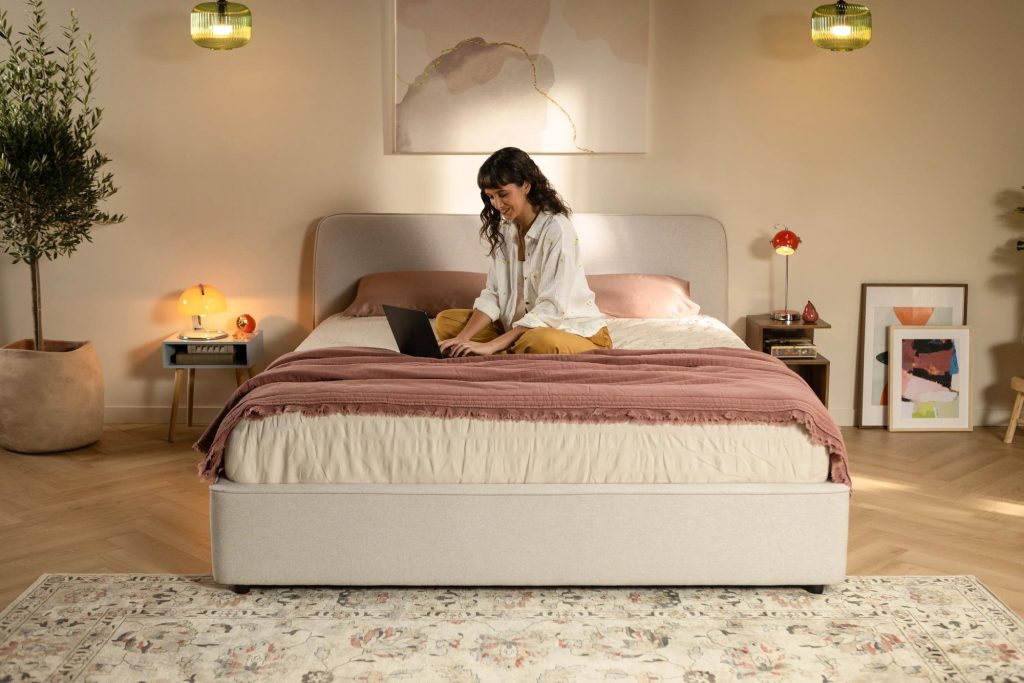 Emma Canapé Abatible Tapizado en beige en un dormitorio