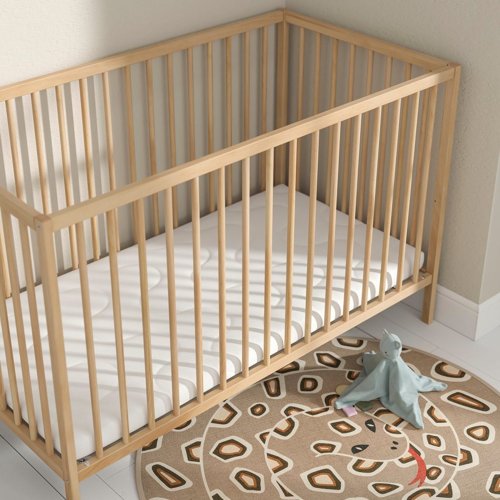 IKEA Krummelur dentro de una cuna de madera vacía