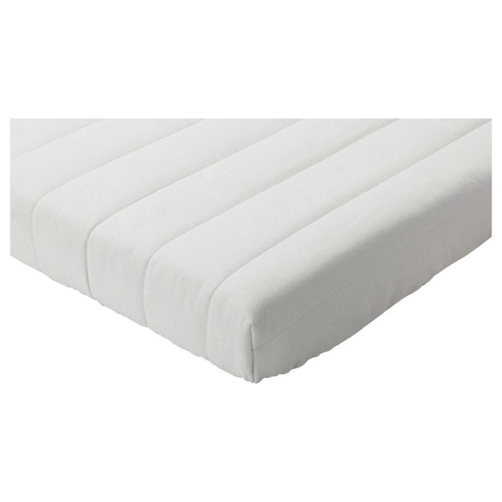 Esquina del colchón IKEA LYCKSELE HÅVET con la funda acolchada