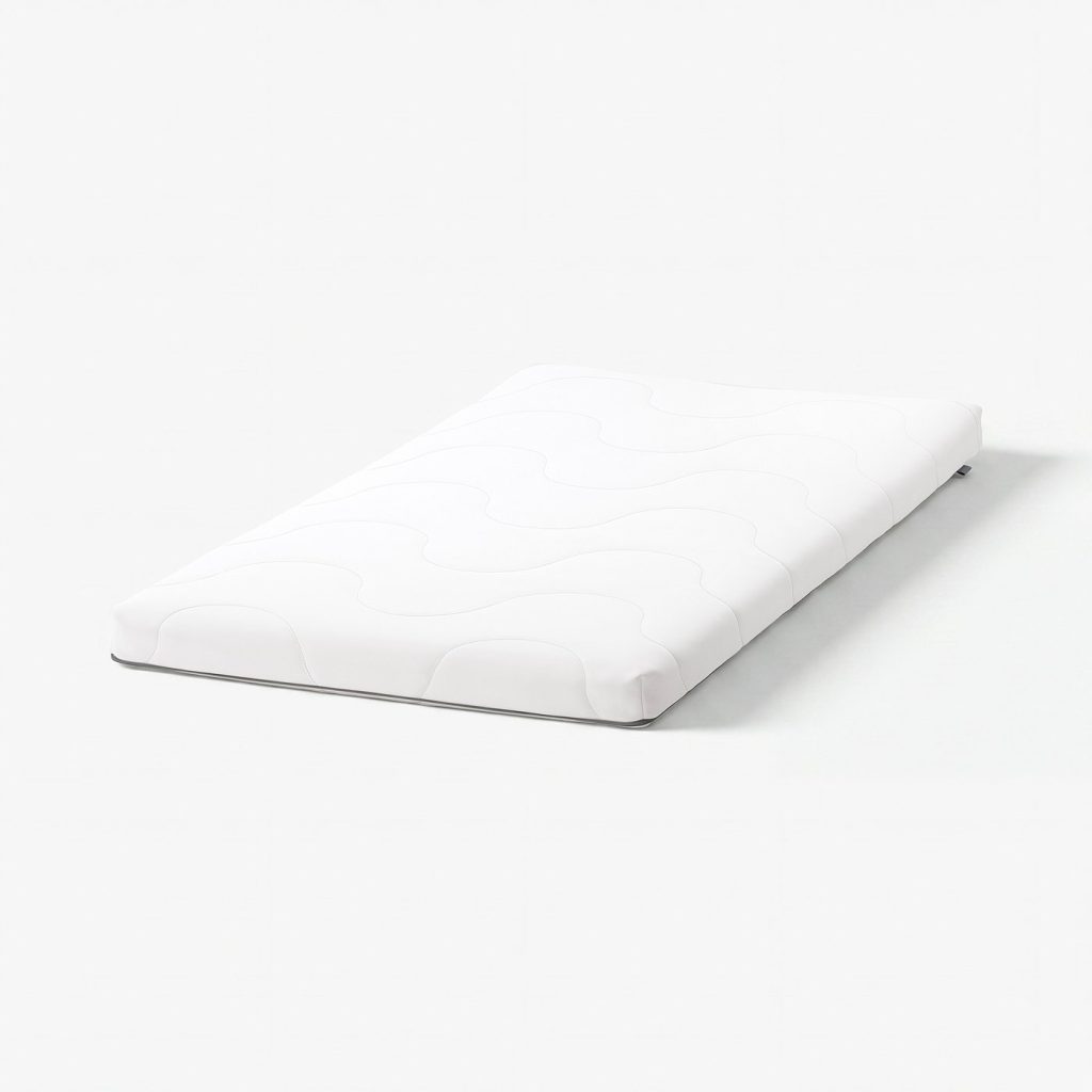 IKEA Skönast visto en ángulo, con su funda acolchada blanca