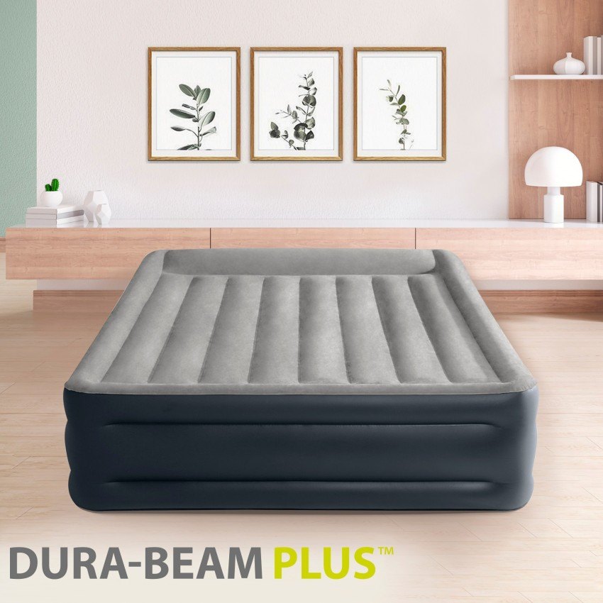 Cama hinchable Intex Deluxe Pillow Rest Raised montada en un salón