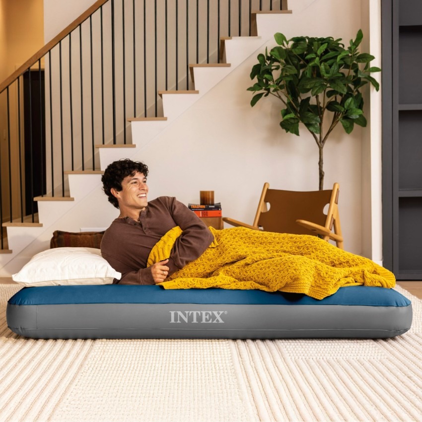 Intex Dura-Beam Standard Prestige Single-High usado como cama de invitados en un salón
