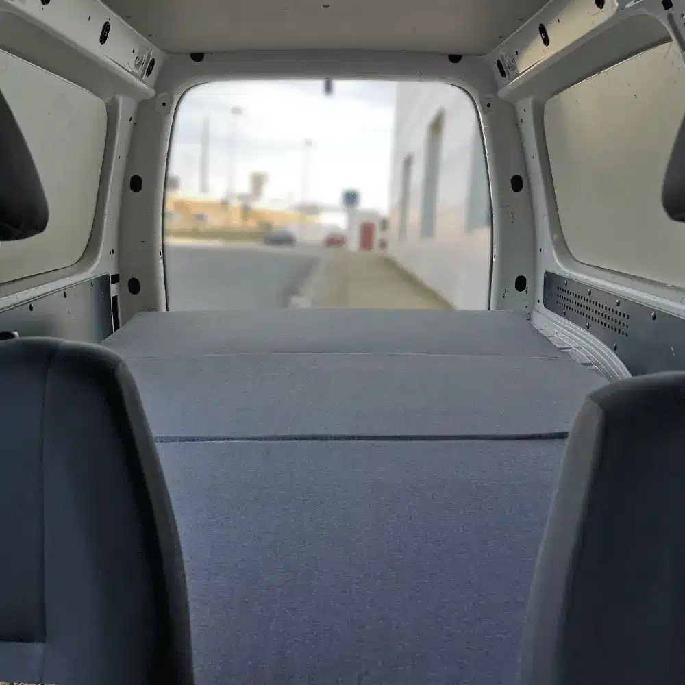 Colchón plegable K'Foam Mini Camper visto desde los asientos delanteros de una furgoneta