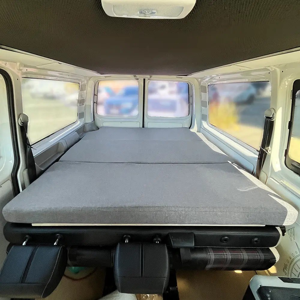 Colchón plegable K'Foam extendido en el interior de una Volkswagen, visto desde la cama