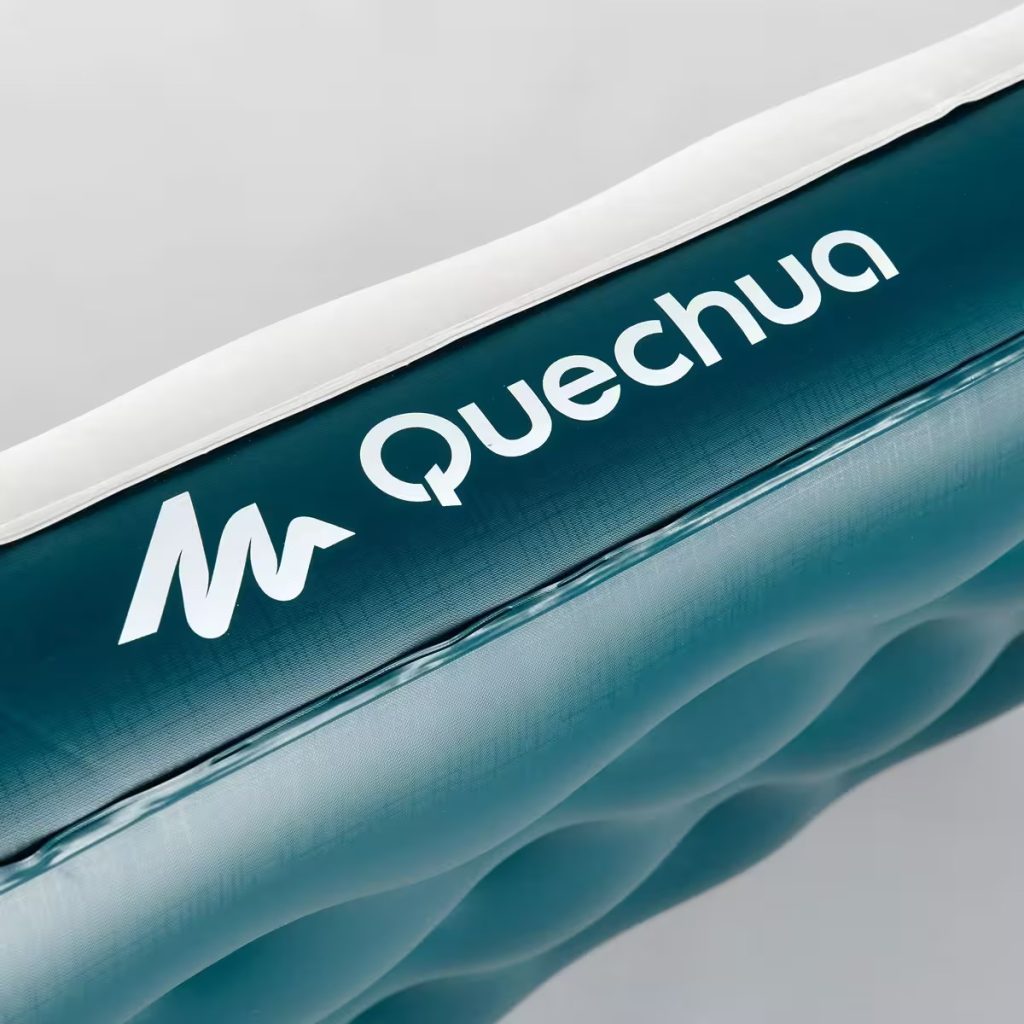 Quechua Air Basic 70, detalle del lateral con el logotipo de Quechua