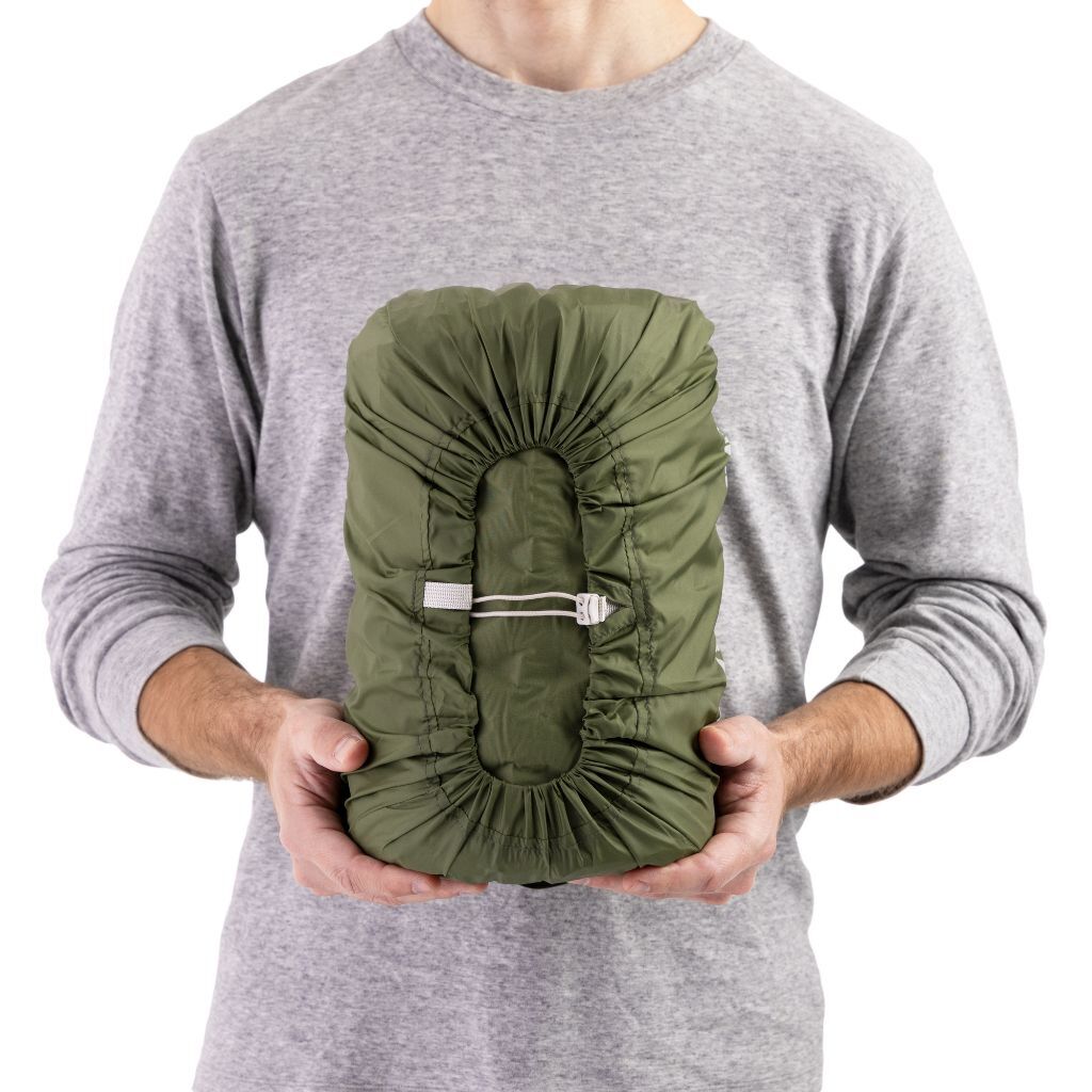 Persona sosteniendo la Sea to Summit Camp Plus SI enrollada en su bolsa de transporte